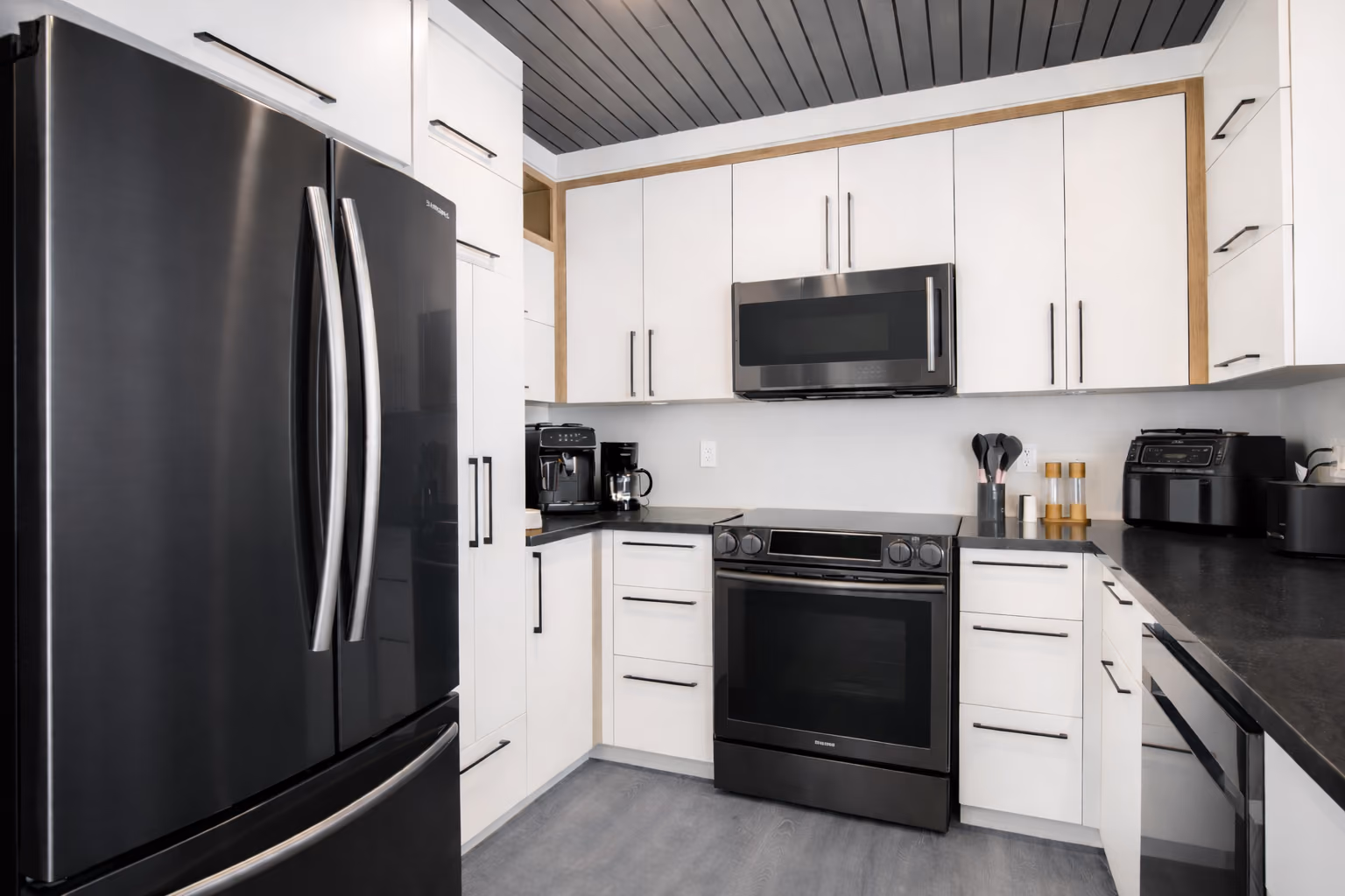 Cuisine moderne avec électroménagers en inox noir
