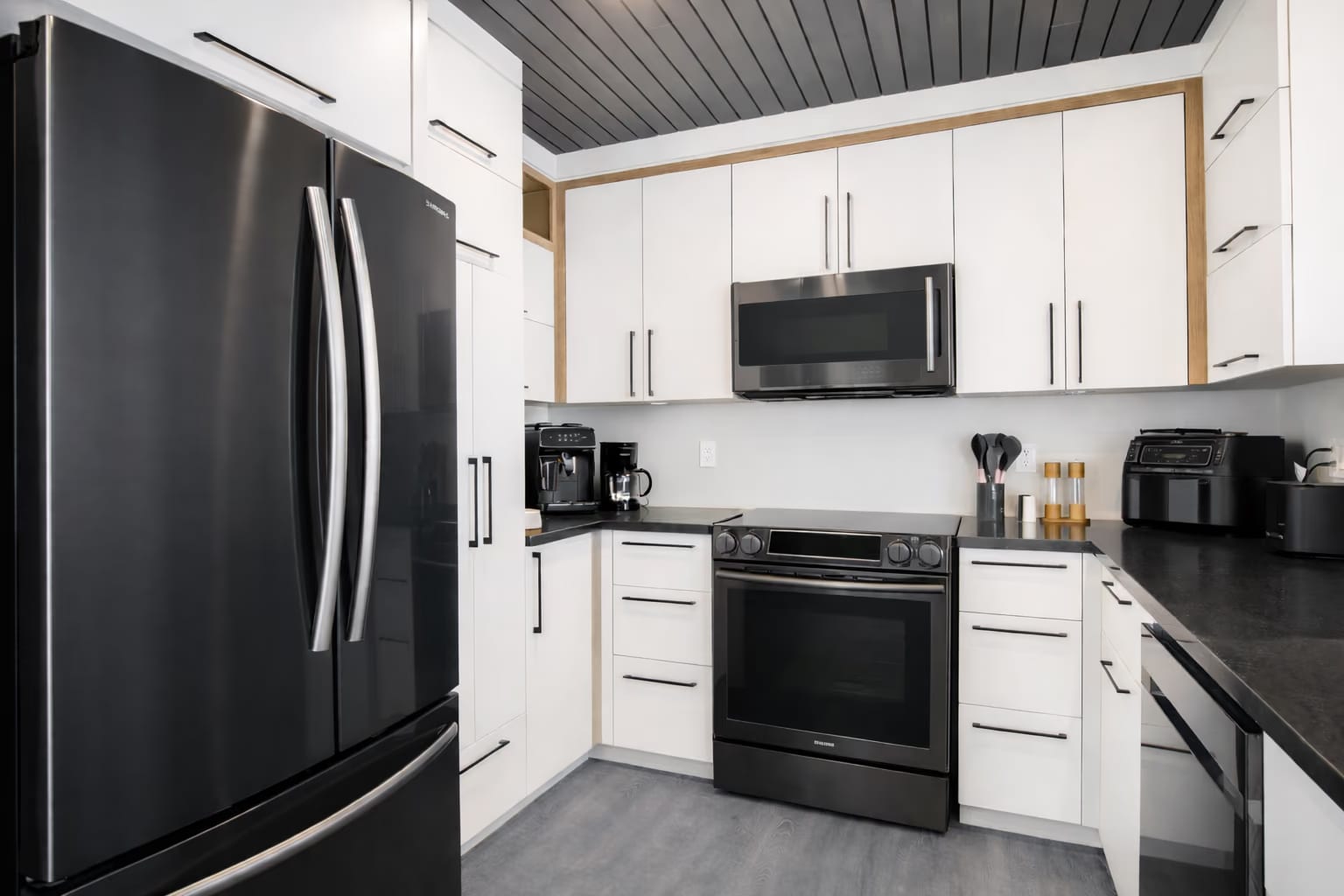 Cuisine moderne avec électroménagers en inox noir